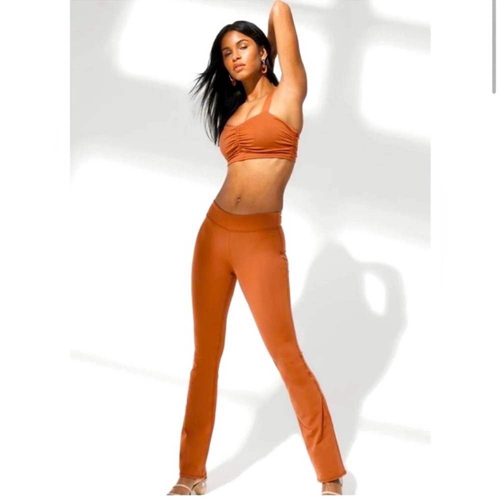 LIKE NEW ALO YOGA CINCHED BRA AND FLARED LEGGINGS SET